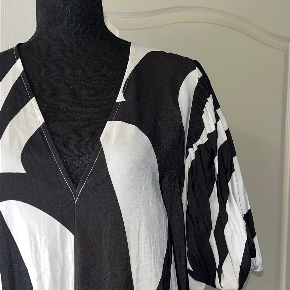 H&M Black & White V-Neck abstract Patterned midi dress. Size M.